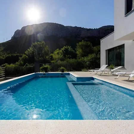 New! Modern Elia With 40sqm Heated Pool, 3 Bedrooms, And Split Views Willa Solin