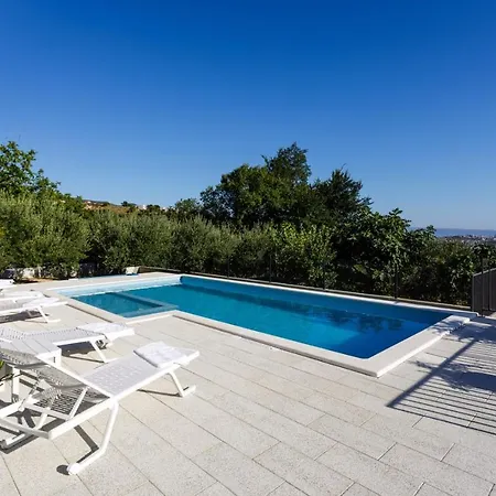 Modern Elia With 40sqm Heated Pool, 3 Bedrooms, And Split Views * Solin