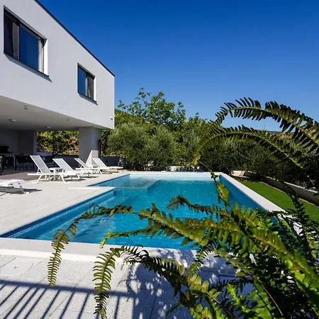 Vila Modern Elia With 40sqm Heated Pool, 3 Bedrooms, And Split Views *
