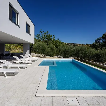 Vila Modern Elia With 40sqm Heated Pool, 3 Bedrooms, And Split Views