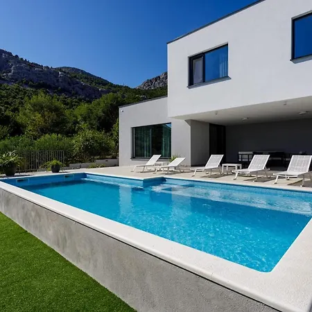 Vila Modern Elia With 40sqm Heated Pool, 3 Bedrooms, And Split Views
