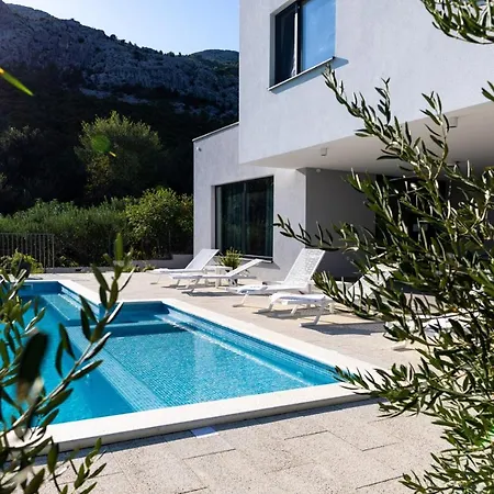 Vila Modern Elia With 40sqm Heated Pool, 3 Bedrooms, And Split Views *