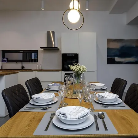 Vila Modern Elia With 40sqm Heated Pool, 3 Bedrooms, And Split Views