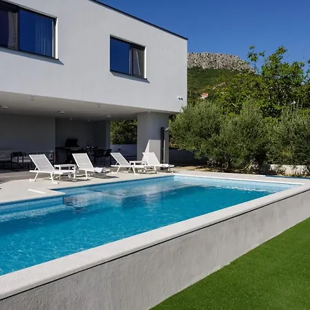 Vila Modern Elia With 40sqm Heated Pool, 3 Bedrooms, And Split Views *