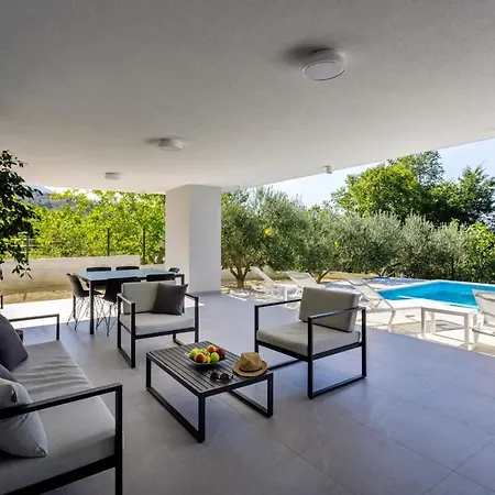 Modern Elia With 40sqm Heated Pool, 3 Bedrooms, And Split Views Vila Solin