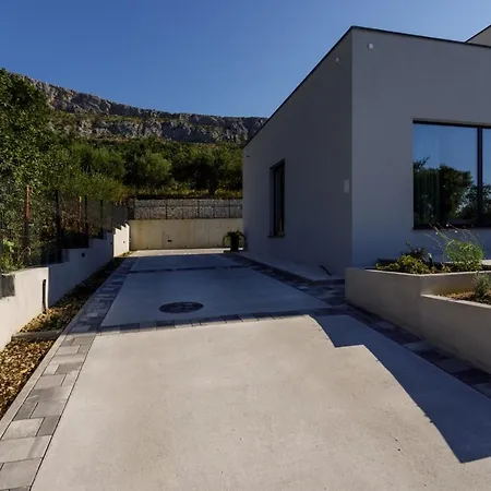 Modern Elia With 40sqm Heated Pool, 3 Bedrooms, And Split Views Vila