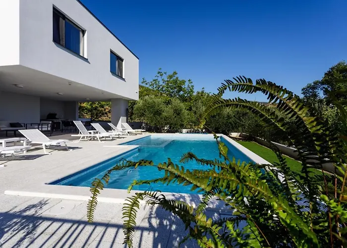 فيلة Modern Elia With 40sqm Heated Pool, 3 Bedrooms, And Split Views *