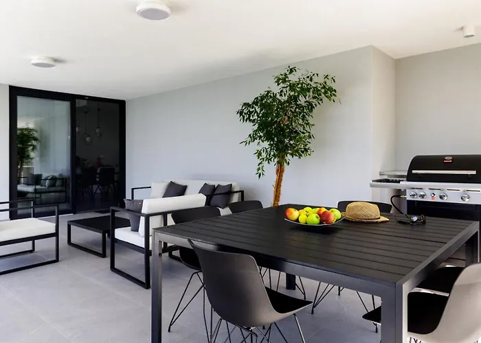 Modern Elia With 40sqm Heated Pool, 3 Bedrooms, And Split Views فيلة