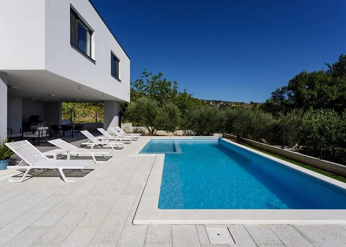 فيلة Modern Elia With 40sqm Heated Pool, 3 Bedrooms, And Split Views