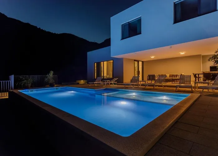 Modern Elia With 40sqm Heated Pool, 3 Bedrooms, And Split Views فيلة