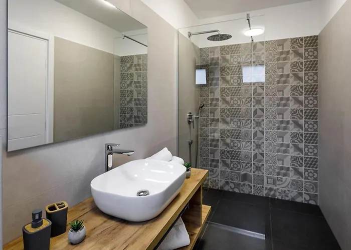 Modern Elia With 40sqm Heated Pool, 3 Bedrooms, And Split Views فيلة *