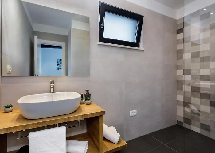 Modern Elia With 40sqm Heated Pool, 3 Bedrooms, And Split Views سولين