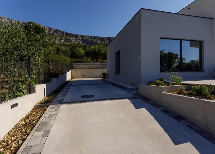 Modern Elia With 40sqm Heated Pool, 3 Bedrooms, And Split Views فيلة